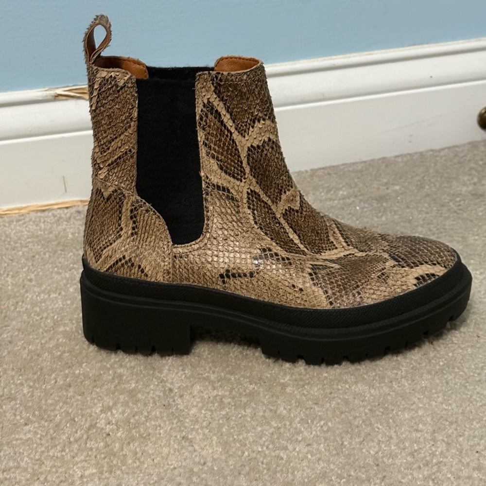 Lucky Brand Emali Leather Snakeskin Print Chelsea Pull On Lug Sole Boots Sz7 EUC